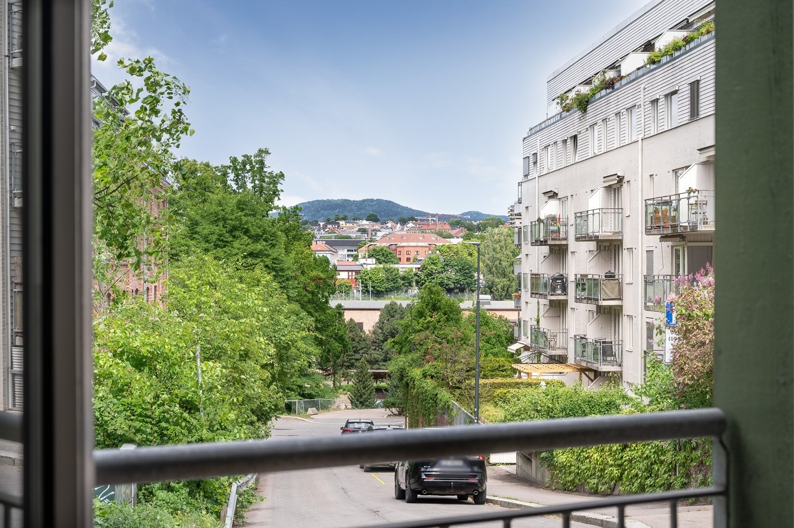 De månedlige felleskostnadene kan reduseres betydelig fra kr. 10 289,- til kr. 2 919,- dersom IN-ordningen løses inn. Vær obs på at dette lånet har en rente på 4,60% - og kan være gunstigere enn rente i egen bank. Pr. 01.03.2025 Galleribilde