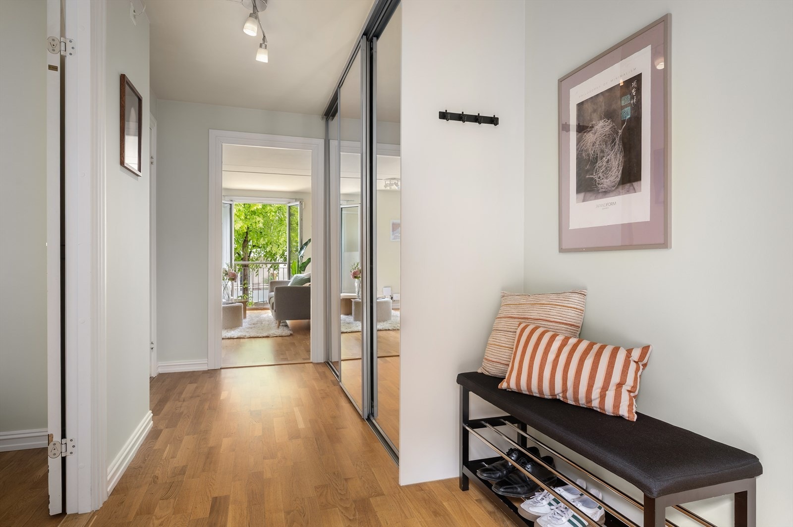 Entré med stort innebygd garderobeskap med skyvbare glassdører på to skinner - som gir rikelig med oppbevaringsplass og enkelt tilkomst. Galleribilde