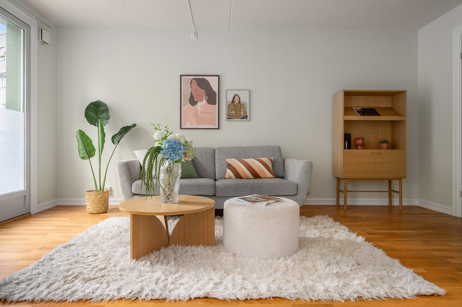 De store vindusflatene bidrar til en lys og romslig romfølelse. Galleribilde