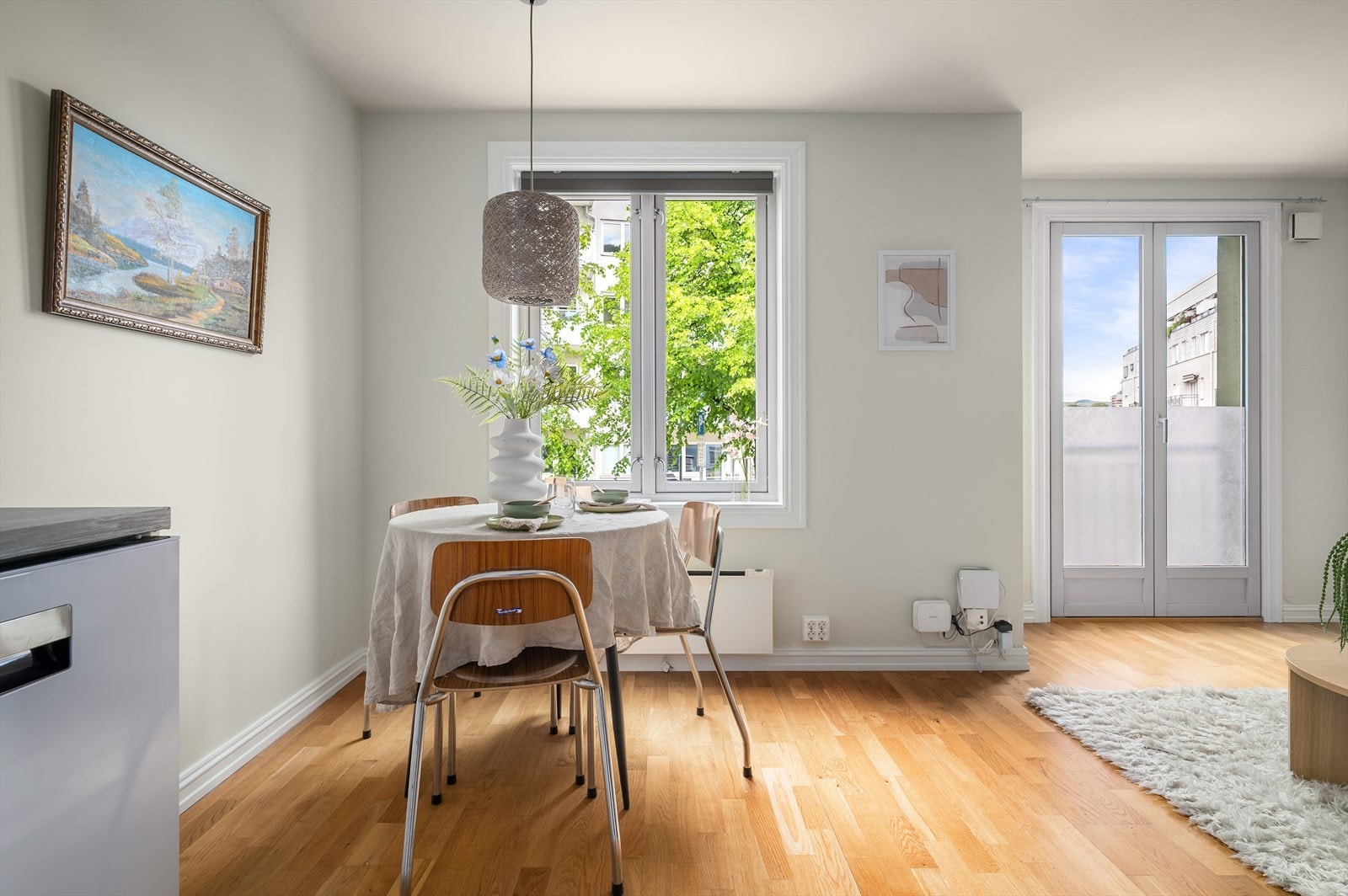 Her kan man enkelt møblere med spisegruppe uten å sette romfølelsen på spill. Galleribilde