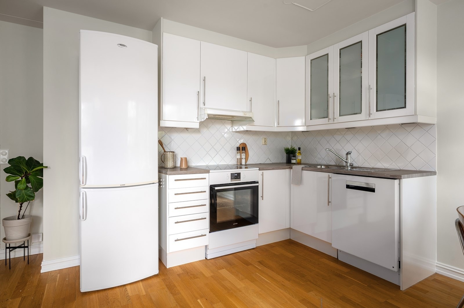 Kjøkkenet har mekanisk avtrekk. (Kjøleskapet medfølger) Galleribilde