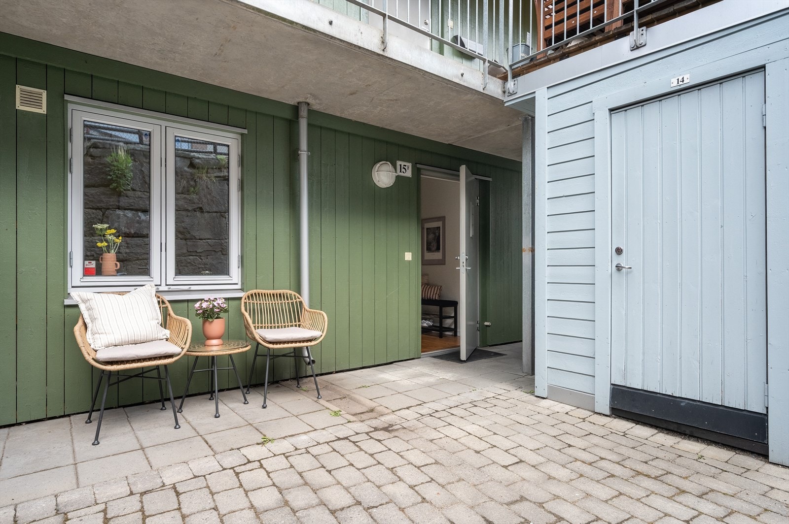 Hyggelig uteplass ved inngangspartiet. Galleribilde