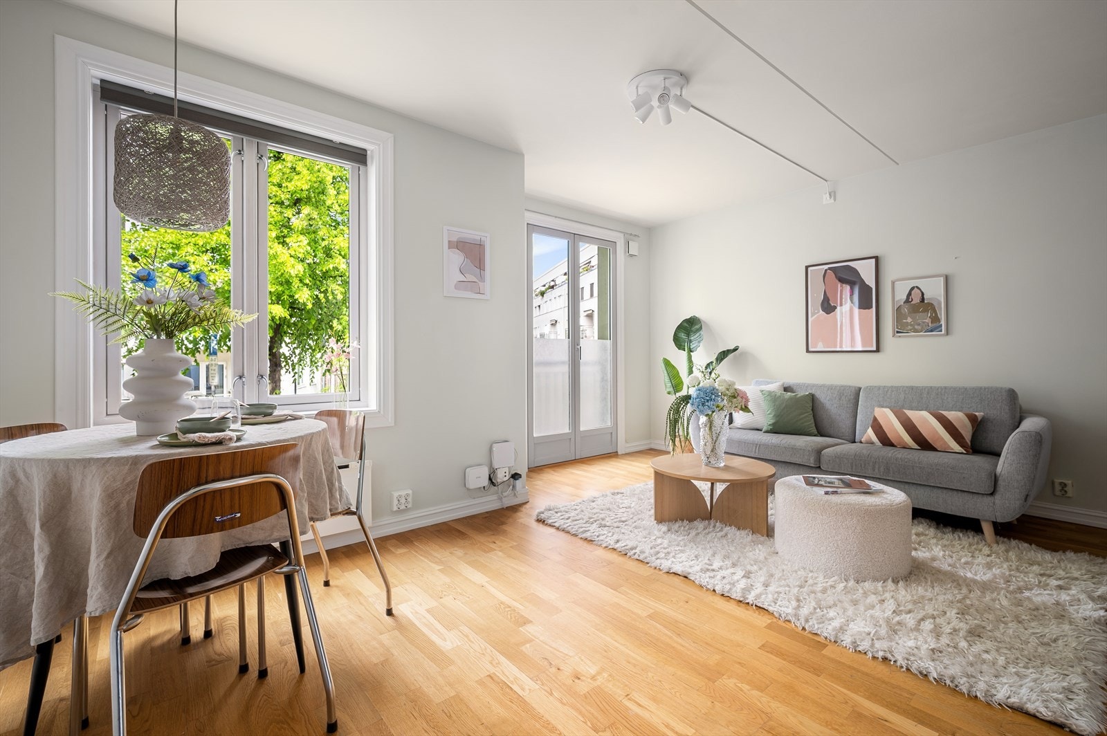 Leiligheten har åpen kjøkken/stue løsning, som enkelt kan møbleres i ulike soner. Galleribilde