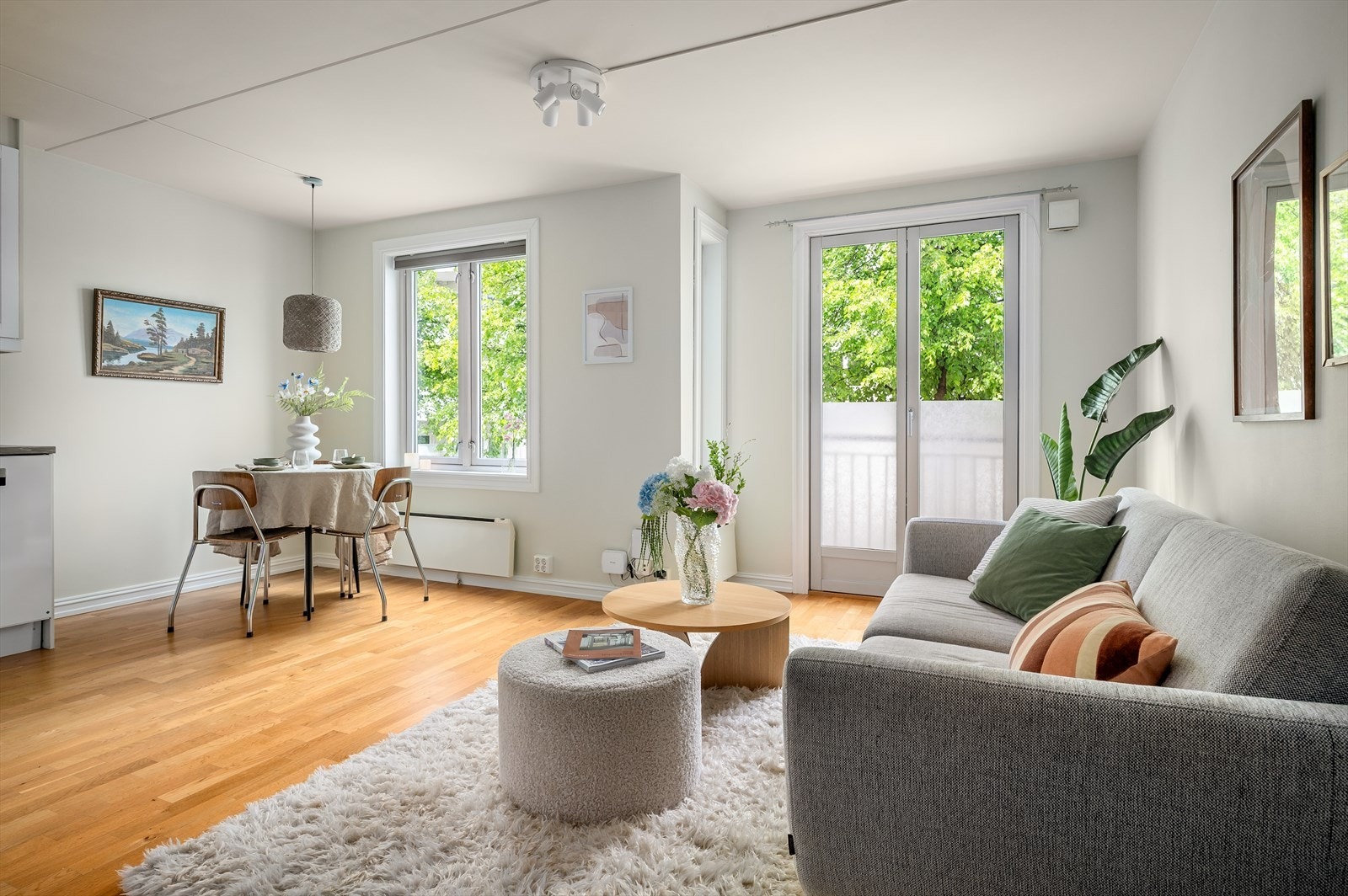 Dette er en praktisk og romslig 2-roms leilighet i Gamlebyen, hvor man bor tilbaketrukket i rolige og grønne omgivelser - samtidig som er det korte avstander til det hektiske bylivet! Galleribilde