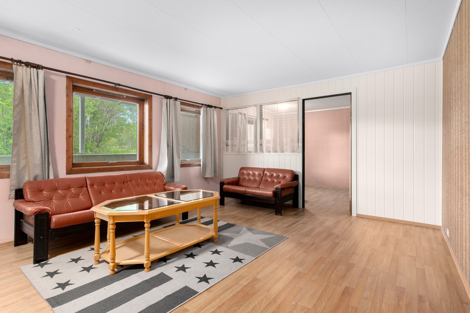 Underetasjen har et bruksareal på ca 95 kvm, dør inn til soverom. Galleribilde