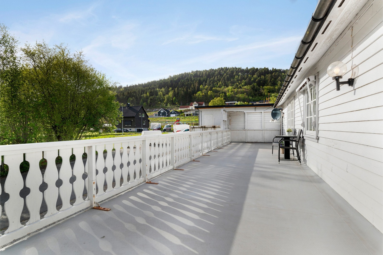 Verandaen er langsgående og vestvendt. Her er det over 40 kvm å kose seg på. Galleribilde