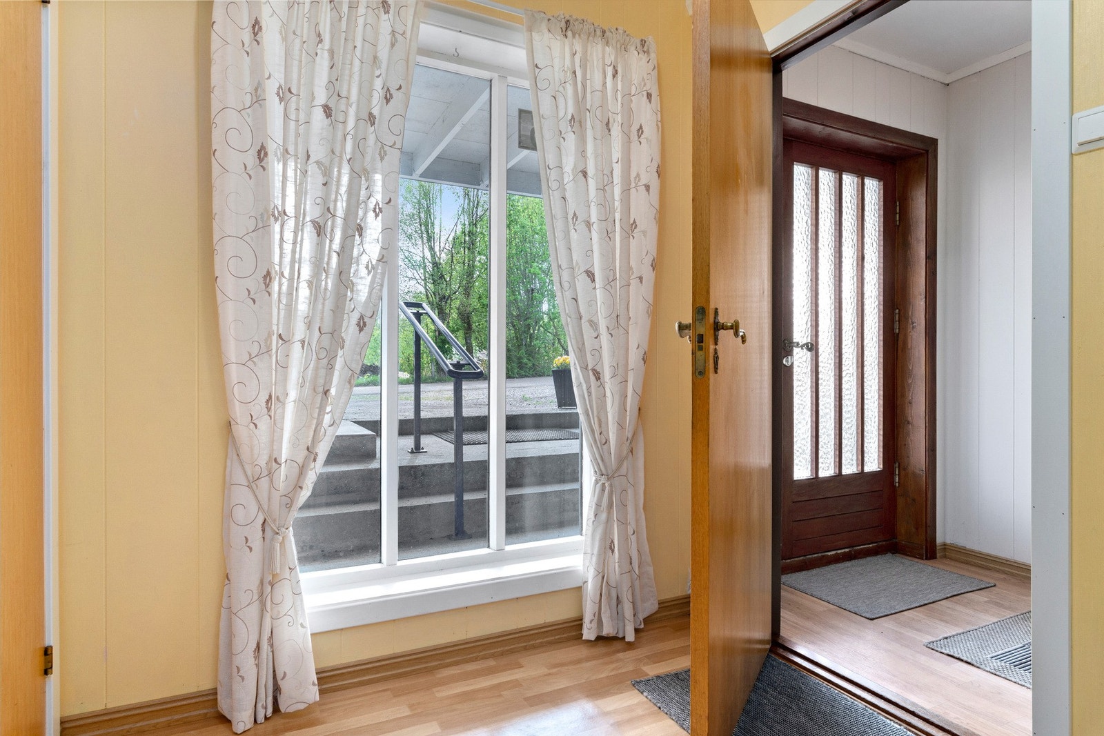 Utvendig inngangsparti er overbygd og med støpt trapp i forkant. Galleribilde