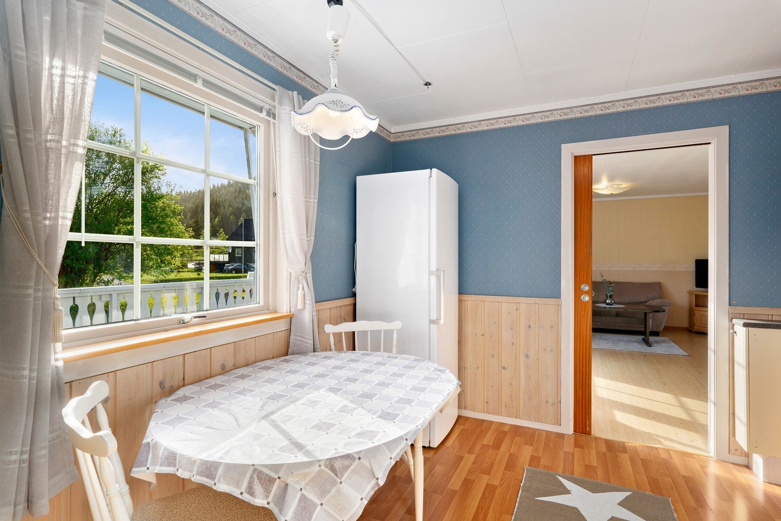 Som synlig på bildet er det skyvedør mellom stue og kjøkken. Galleribilde