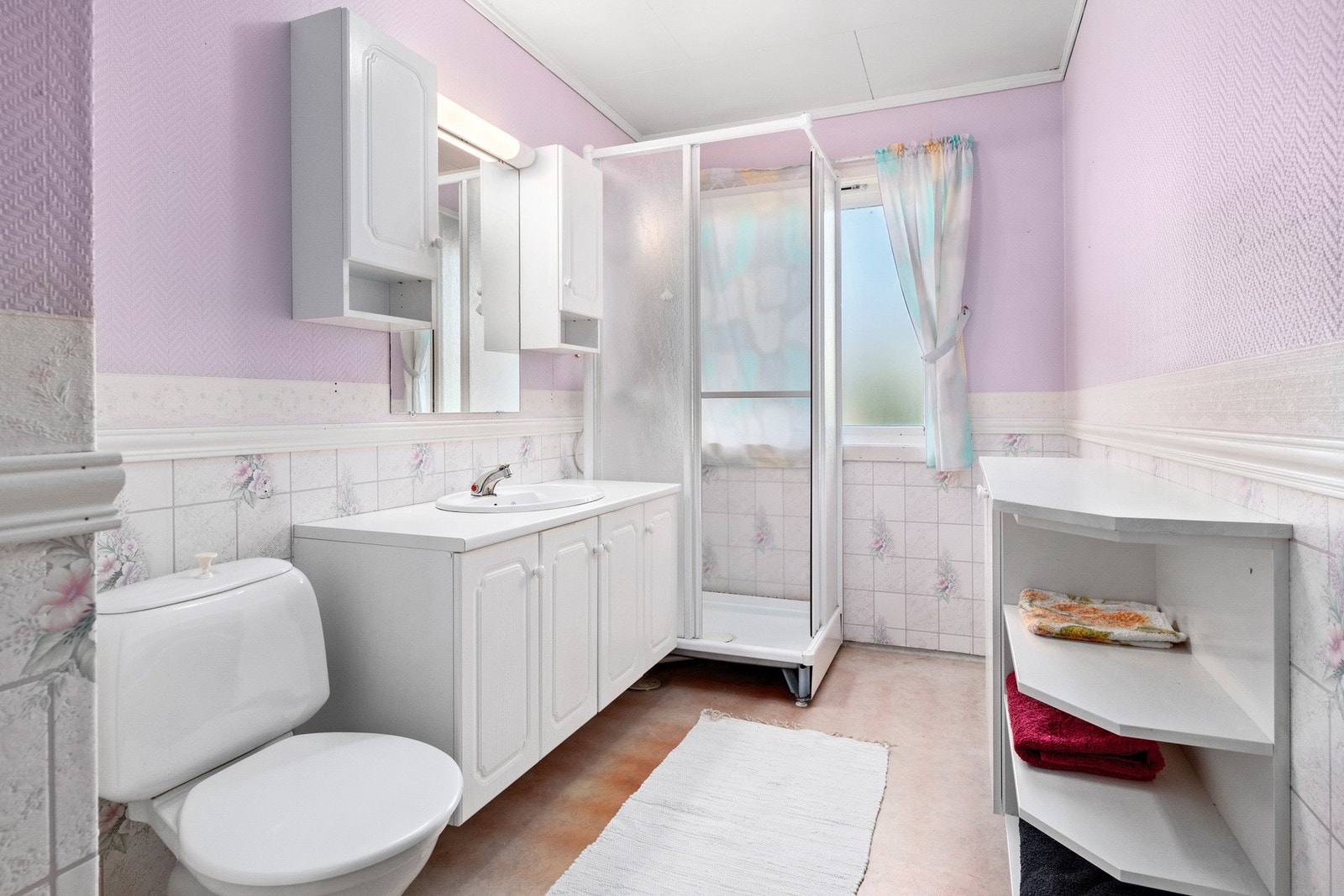 Boligen har to bad, dette er badet i hovedetasjen, sannsynligvis med standard fra byggeår. Galleribilde