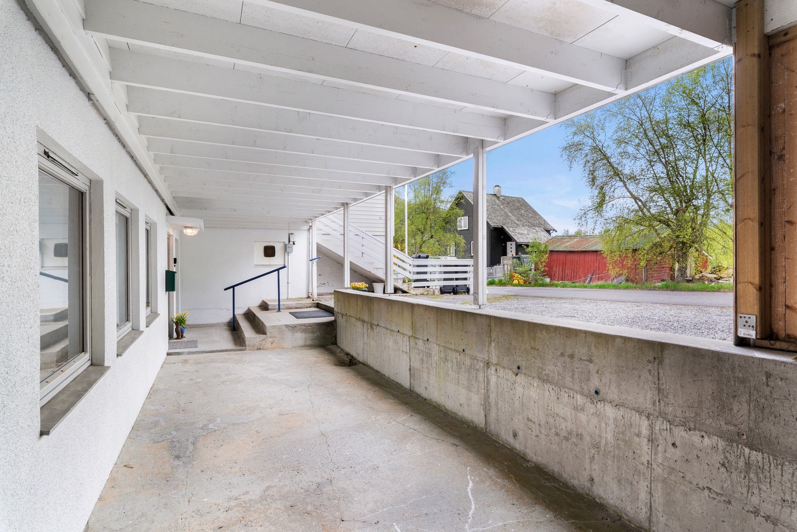 Inngangspartiet er overbygd og kan nyttes som lagringsplass til ved og sykler etc. Galleribilde