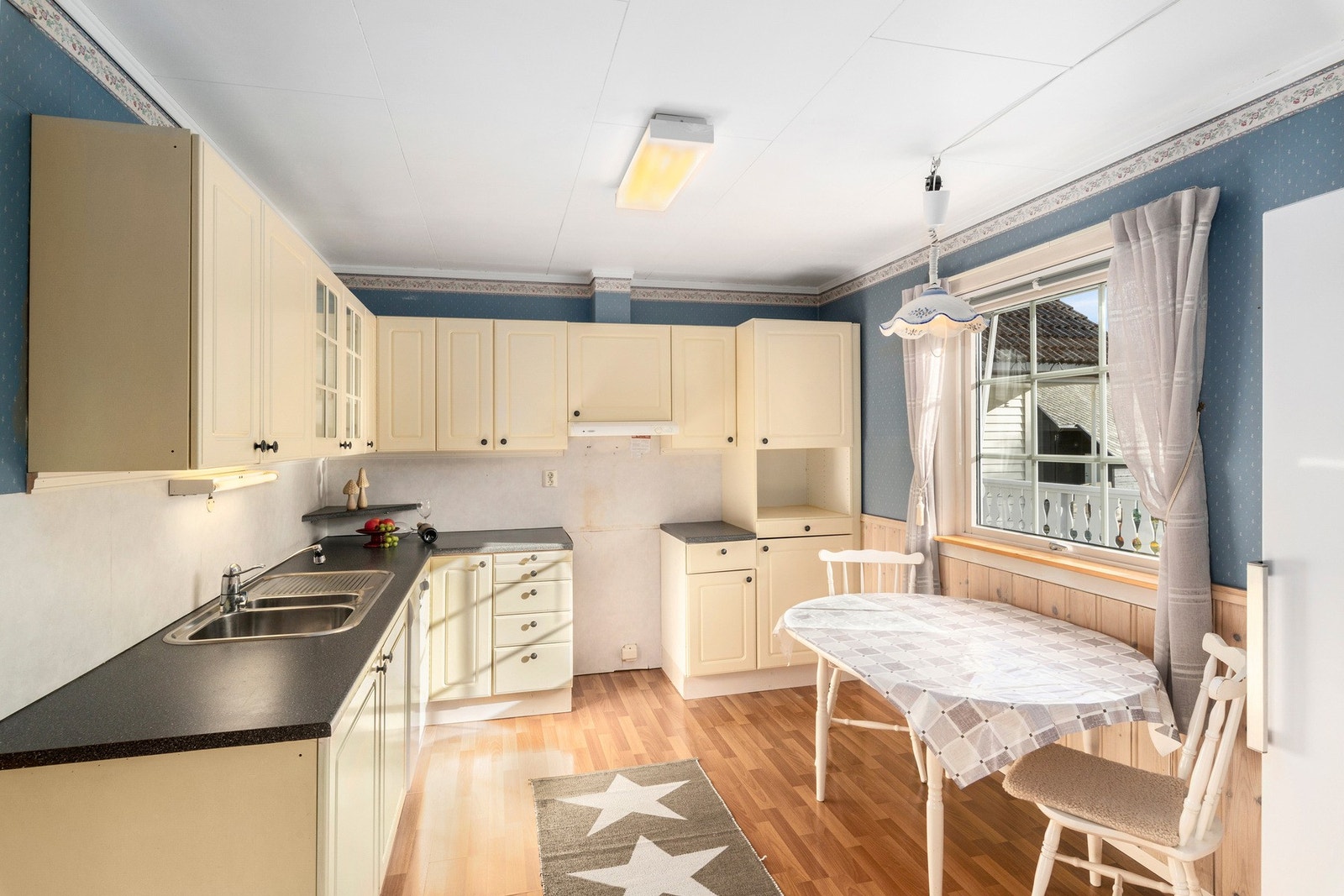 Kjøkkenet i hovedetasjen. Ved kjøkkenvinduet er det montert utvendig markise. Galleribilde