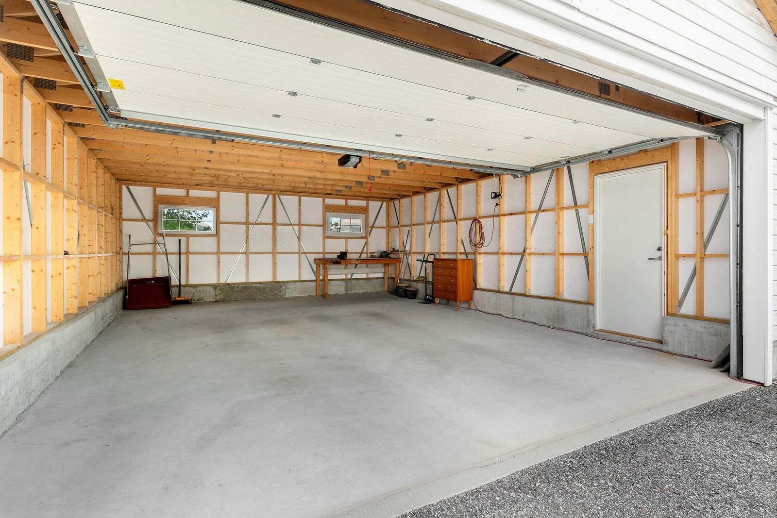 Den flotte garasjen er på hele 50 kvm og har betonggulv og stålport. Galleribilde