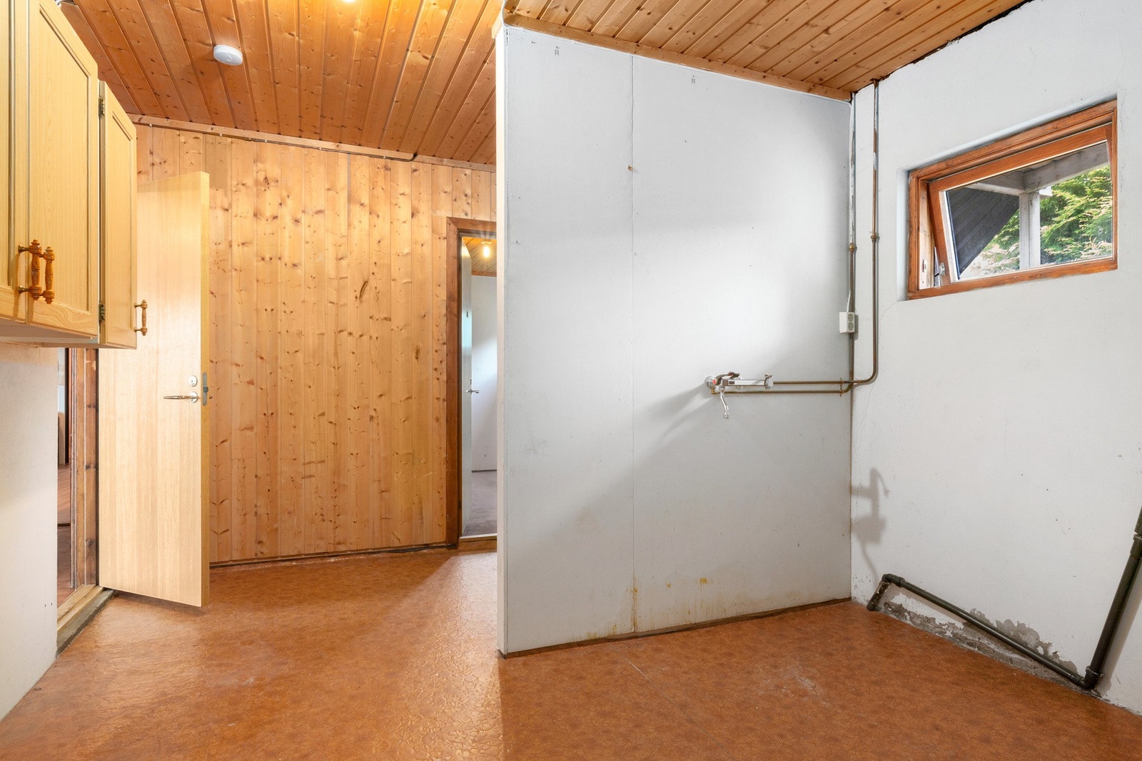 Vaskerommet er romslig, og har belegg på gulv og opplegg for vaskemaskin. Galleribilde