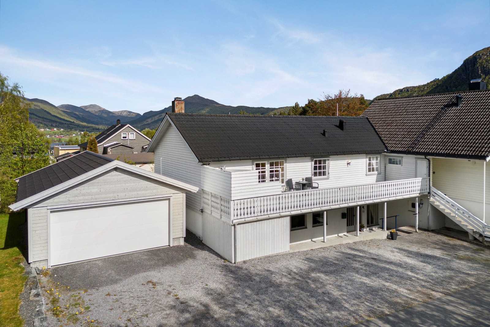 Den frittstående garasjen er fra 2016 og er på hele 50 kvm, tilkomsten er i flatt terreng Galleribilde