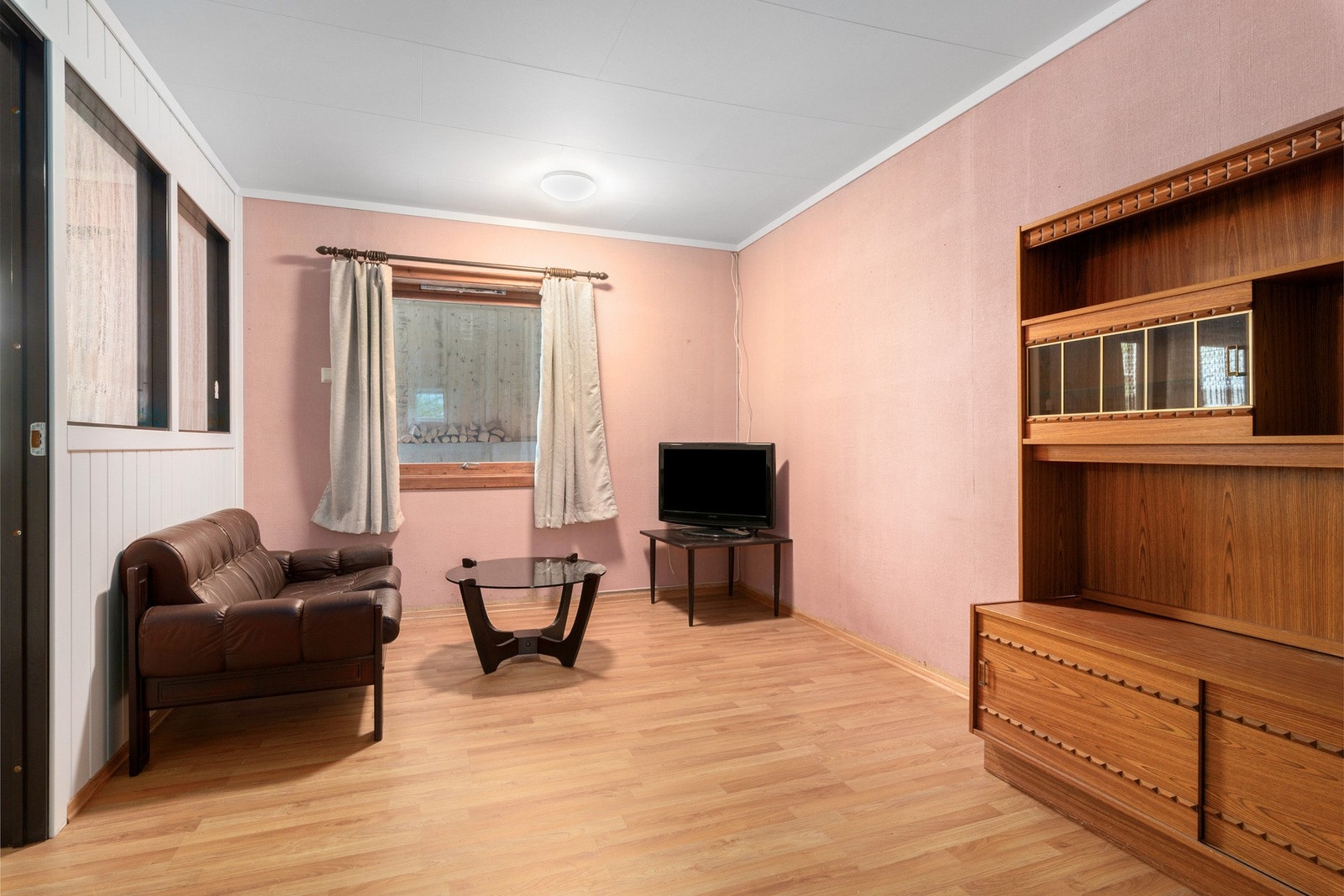 Underetasjen har tidligere vært utleid, men i den siste tiden har den praktisk talt vært ubrukt. Dette rommet er godkjent som soverom. Galleribilde