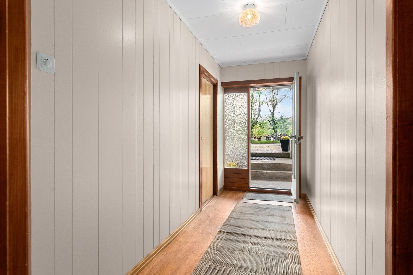 Hovedinngang til både underetasje og til hovedetasjen. Galleribilde