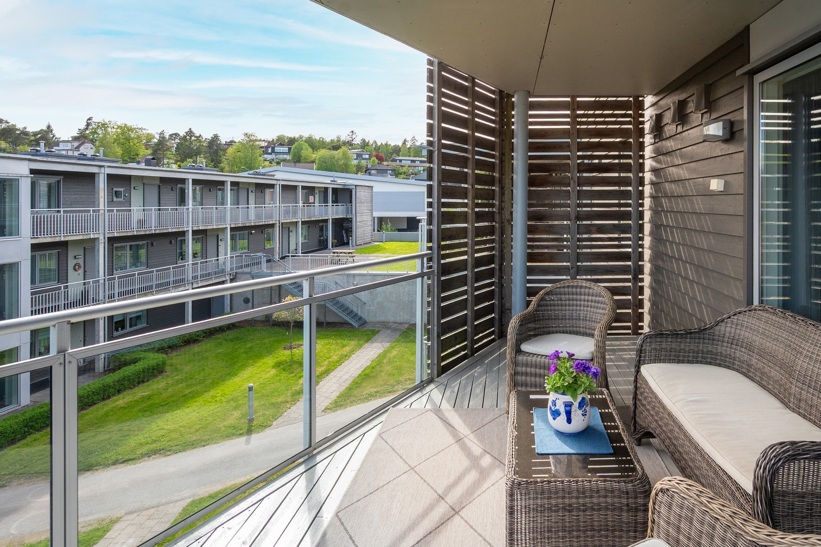 Uteplassen er skjermet fra naboene "bak". Galleribilde