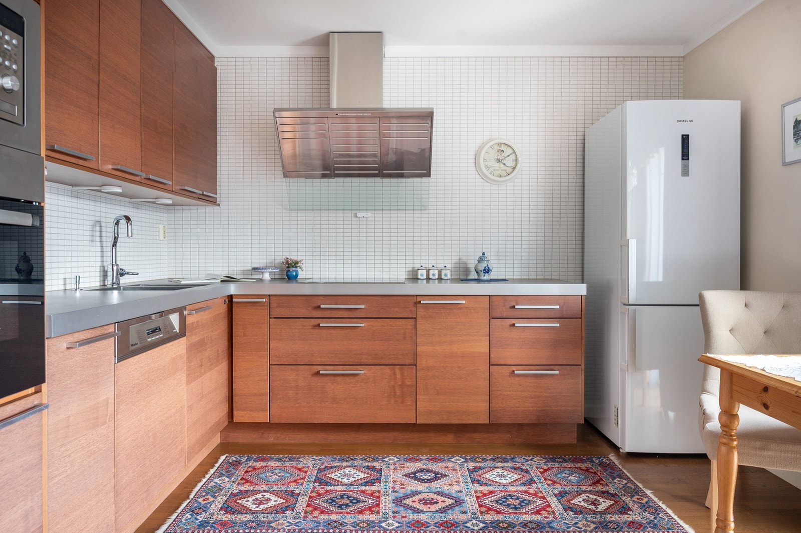 Det er integrert stekeovn, mikrobølgeovn, platetopp og oppvaskmaskin. Frittstående kjøl- og fryseskap Galleribilde