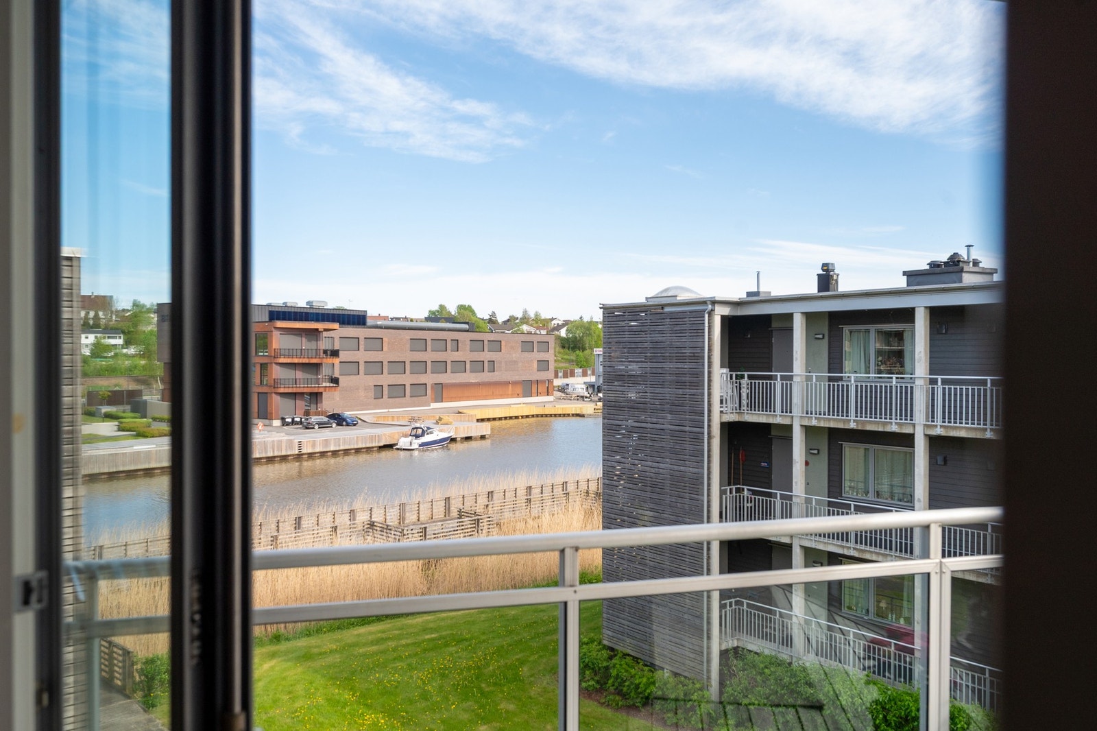 Fra stuen og kjøkkenet er det fin utsikt til elven. Galleribilde