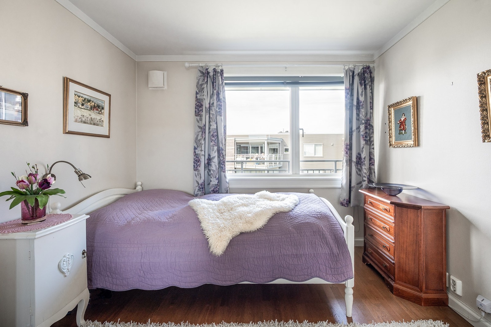 Rommet er stort med god plass til garderobeskap, seng, nattbord og kommode. Galleribilde