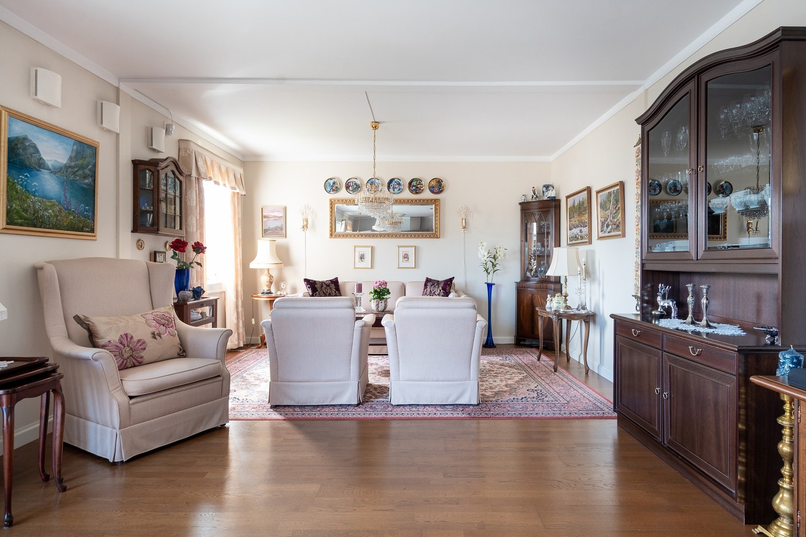 Det var opprinnelig tenkt et tredje soverom i denne delen av stuen. Ved behov kan det settes opp en vegg for å dele av rommet. Galleribilde