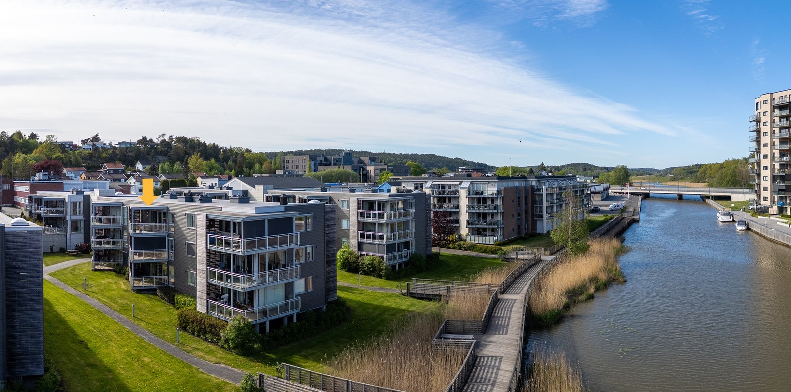 Elveksveien 6Hligger sentralt på Ørebekk. Her bor du med umiddelbar nærhet til matbutikker, apotek, bensinstasjon, dyrebutikk og andre servicetilbud. Galleribilde