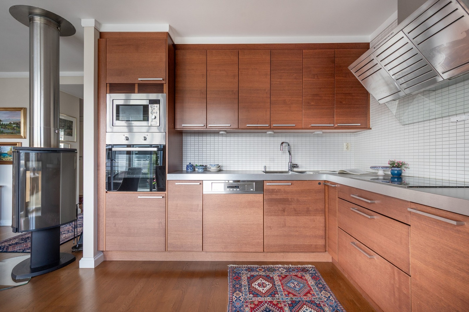 Innredningen er vinkelformet og tilpasset rommet. Det er plass til kjøkkenbord i kjøkkensonen. Galleribilde