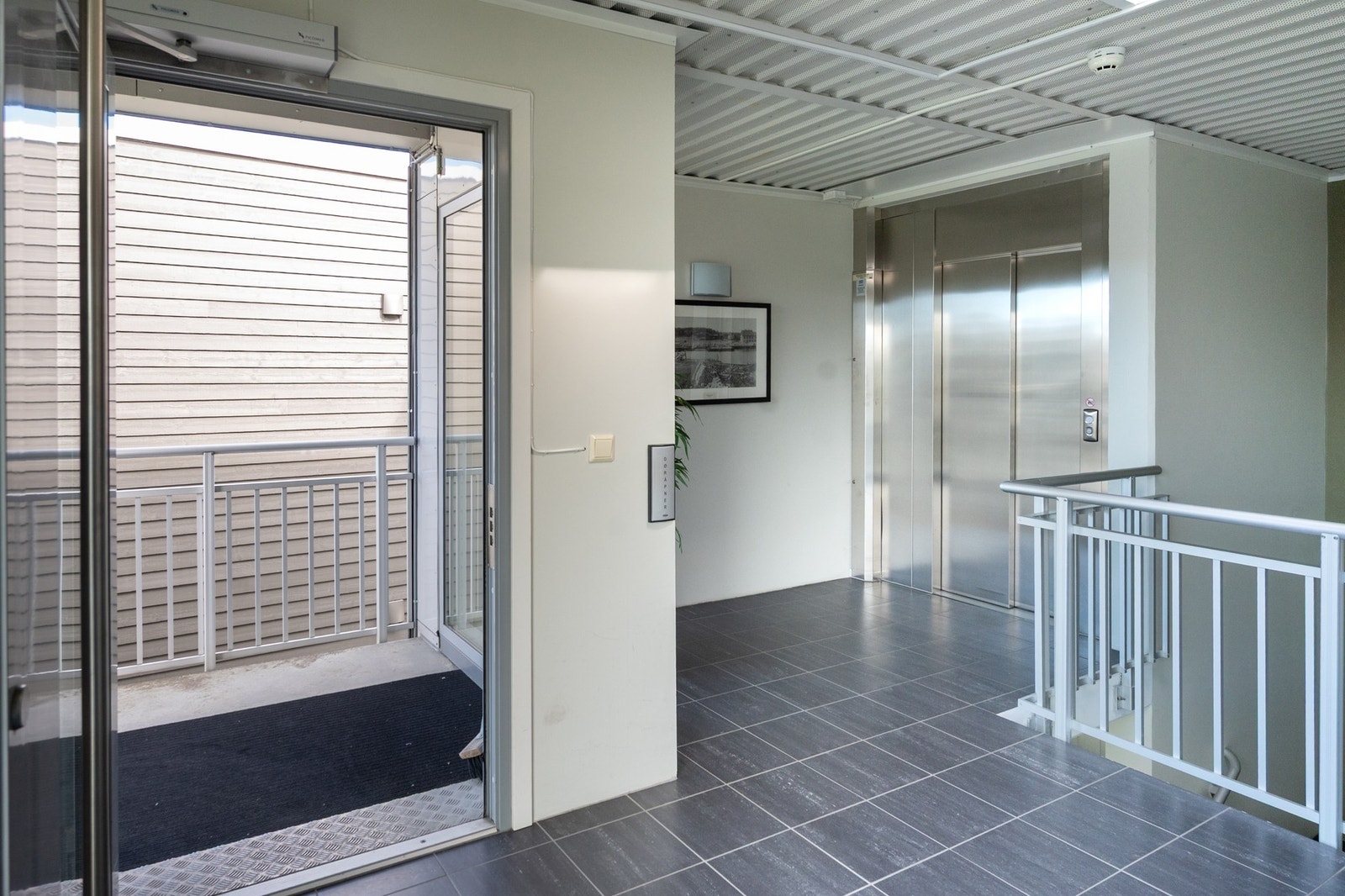 Det er heis i bygget. Galleribilde