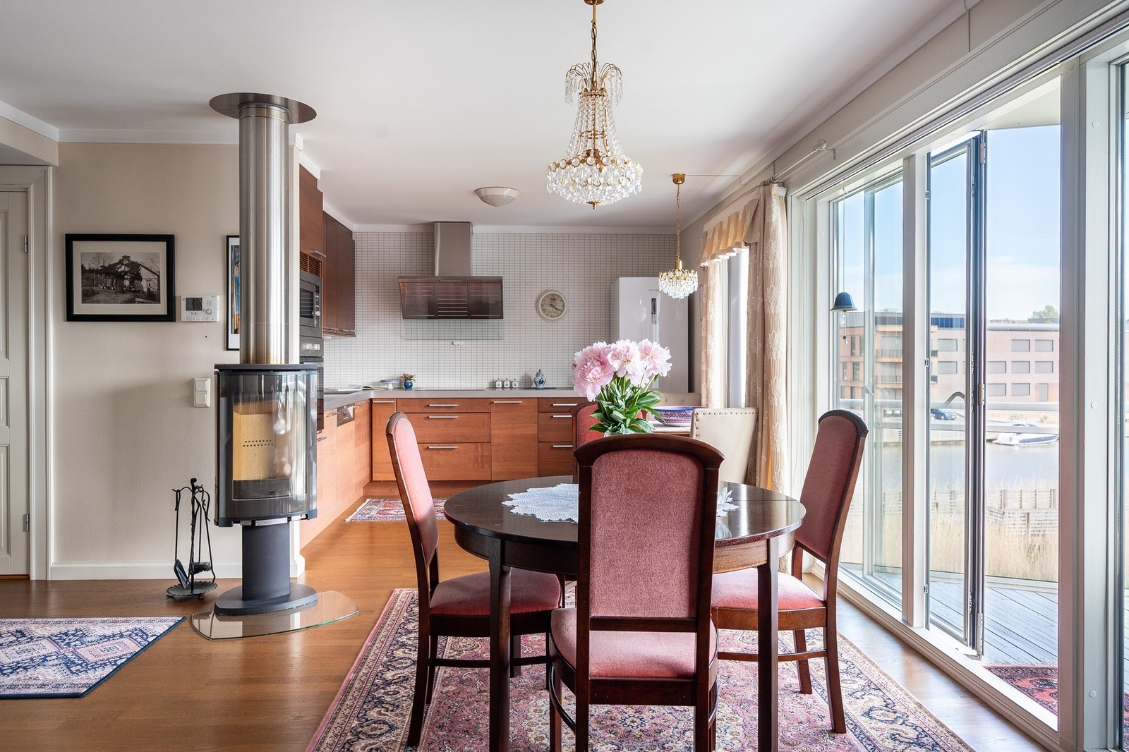 Leiligheten er oppvarmet med peis og elektrisitet. Alle rom i leiligheten har elektrisk gulvvarme. Galleribilde