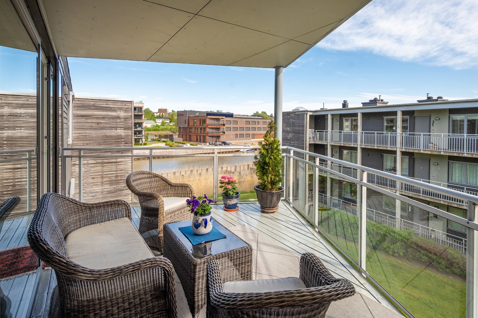 Terrassen er romslig og overbygd. Her kan du nyte solen fra tidlig kveld. Galleribilde