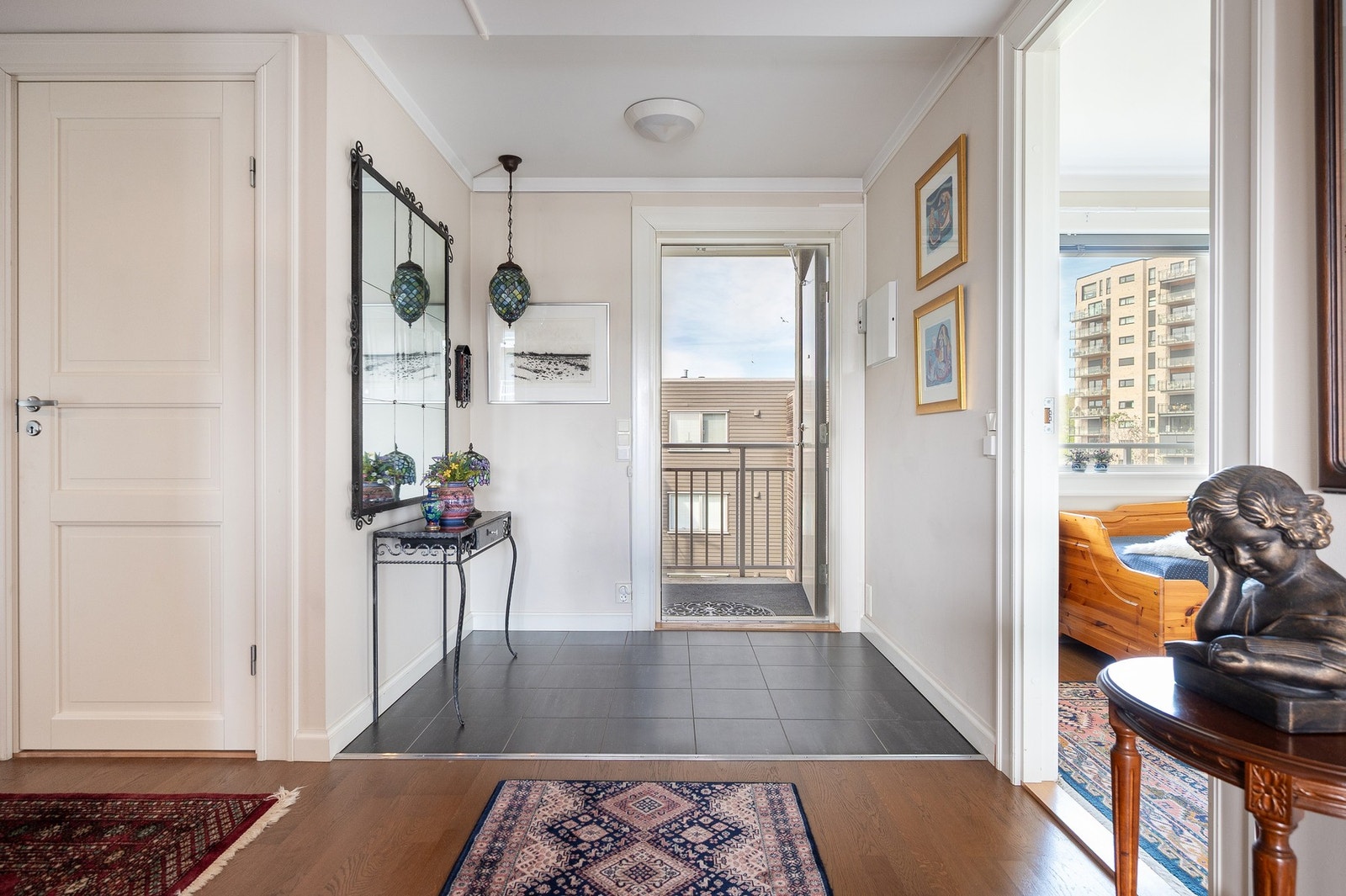 Entrè med flislagt gulv og gulvvarme. Galleribilde