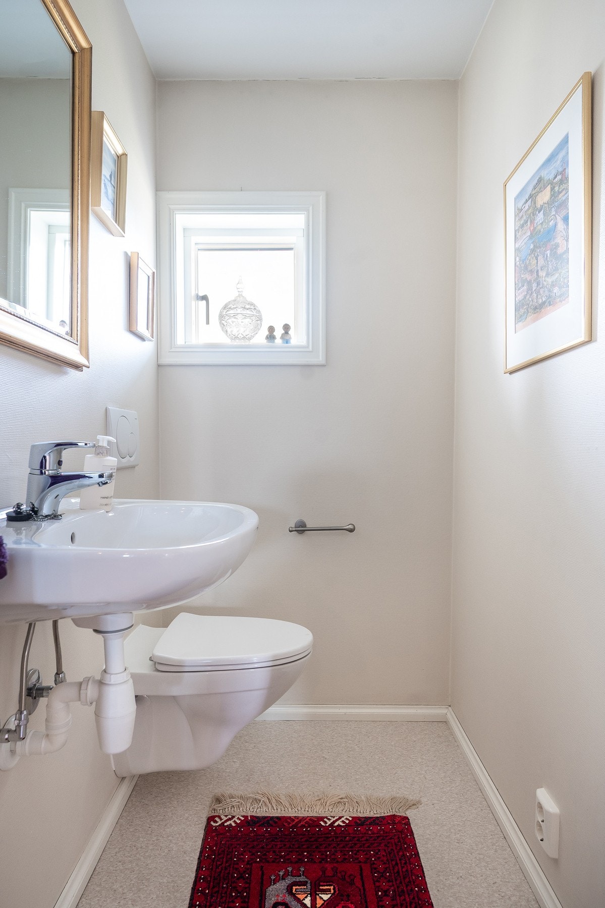 Gjestetoalettet er lyst og ligger ved entrèen. Galleribilde