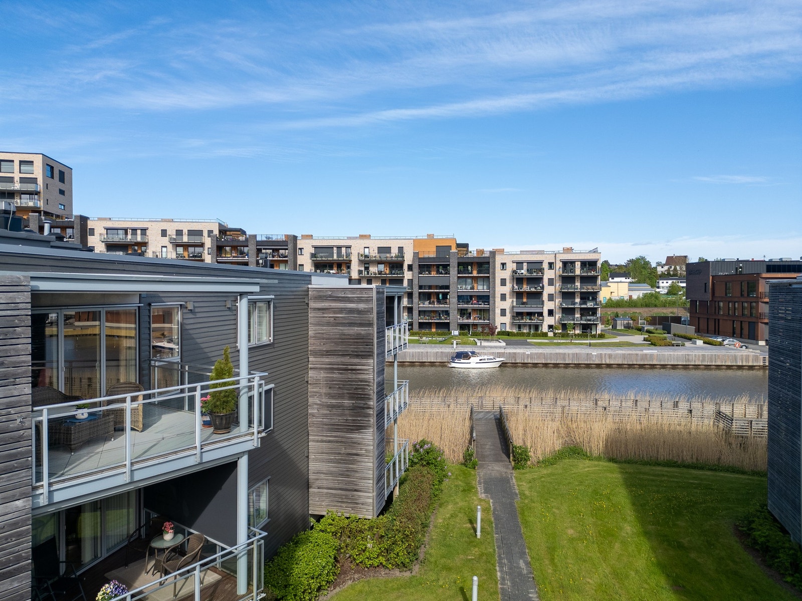 Leiligheten ligger øverst, i 3. etasje, med fin utsikt til elven og over til Seut på andre siden av elven. Galleribilde