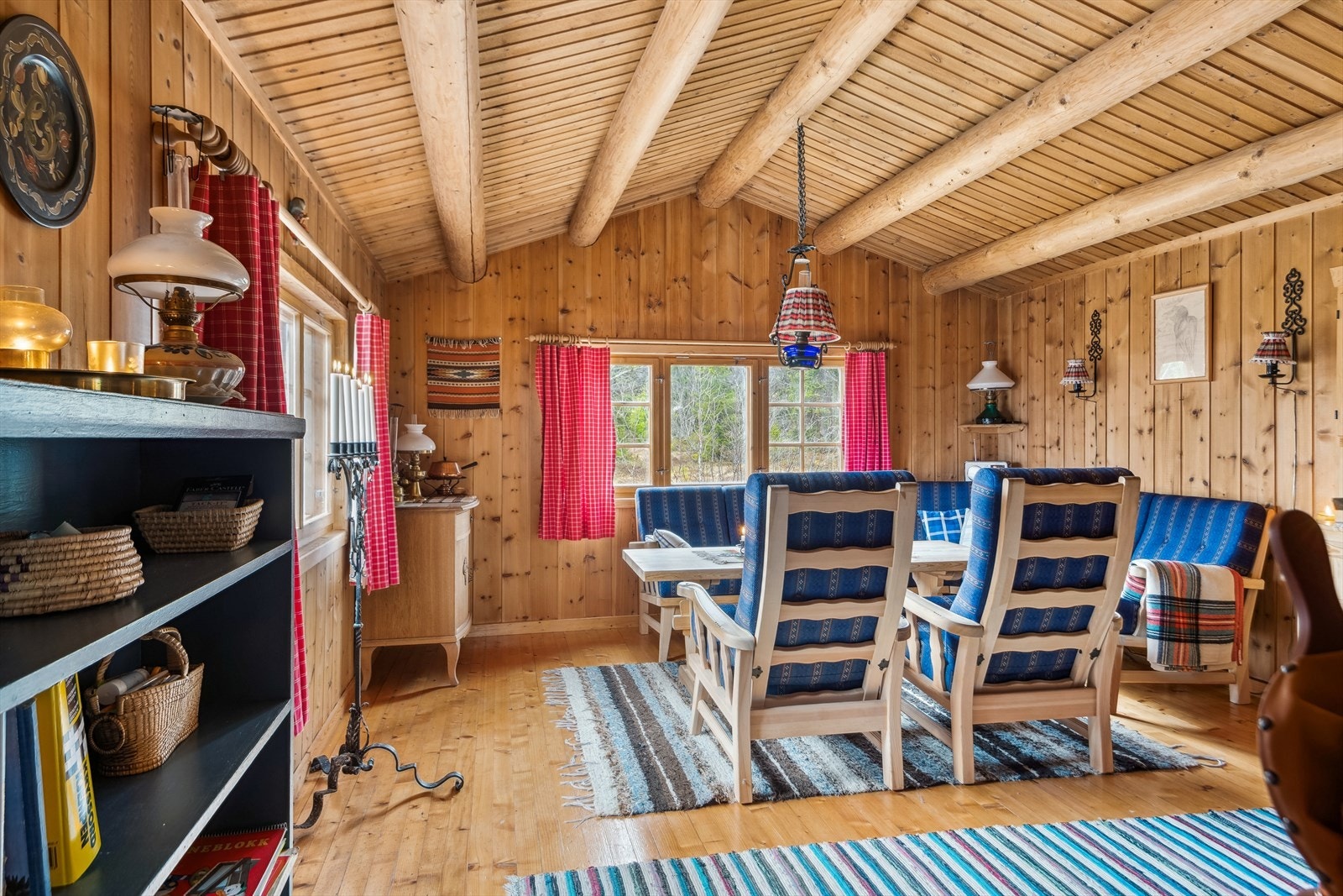 Romslig, lys stue. Galleribilde