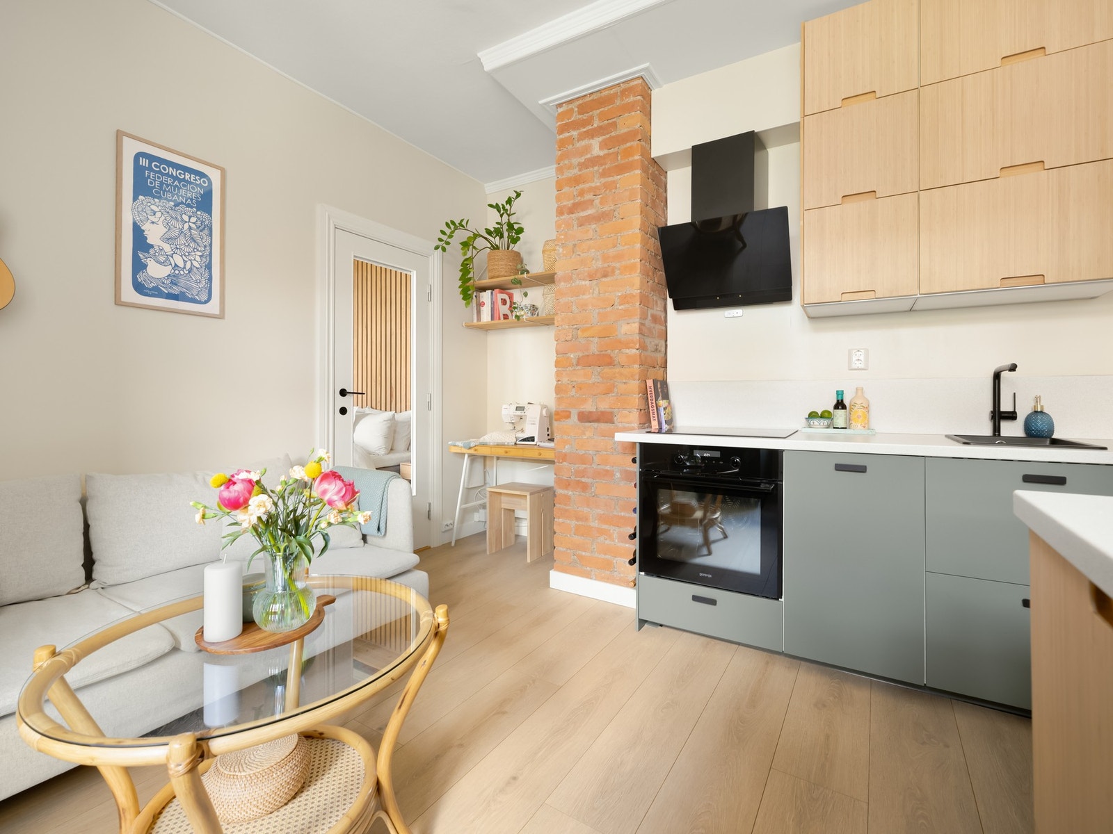 Det flotte kjøkkenet har rikelig med skapplass i både over- og underskap. Ellers er det godt med benkeplass også. Alle hvitevarer er integrerte og medfølger. Galleribilde