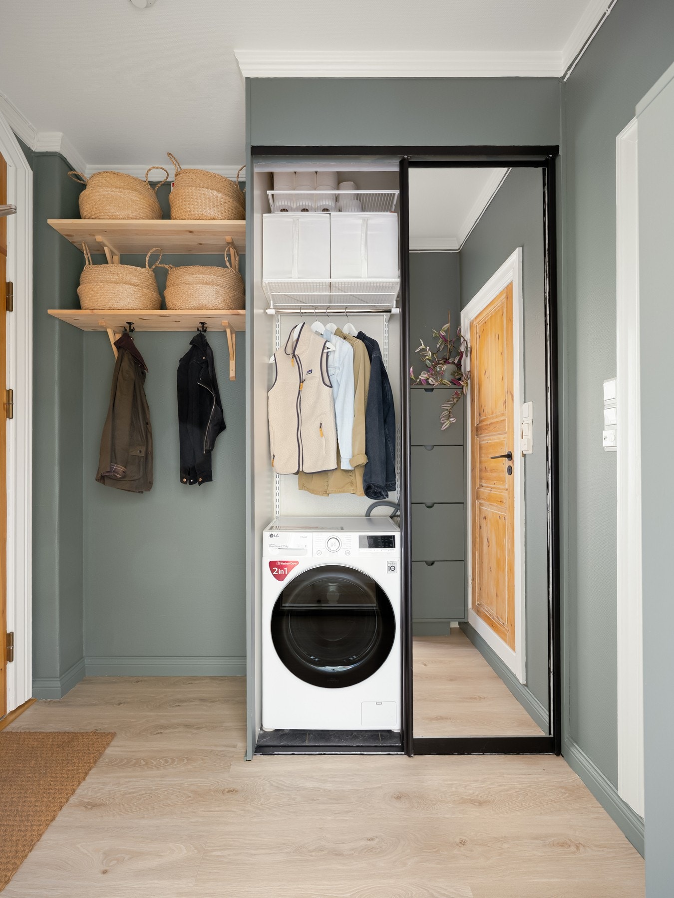 I garderobeskapet er det plass og opplegg for vaskemaskin. Smart, ikke sant? Galleribilde