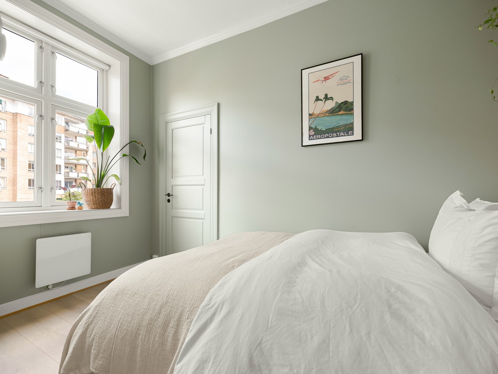 Soverommet er av god størrelse og har plass til dobbeltseng med tilhørende nattbord. Døren på bildet åpner opp til et praktisk garderobeskap/kott. Galleribilde