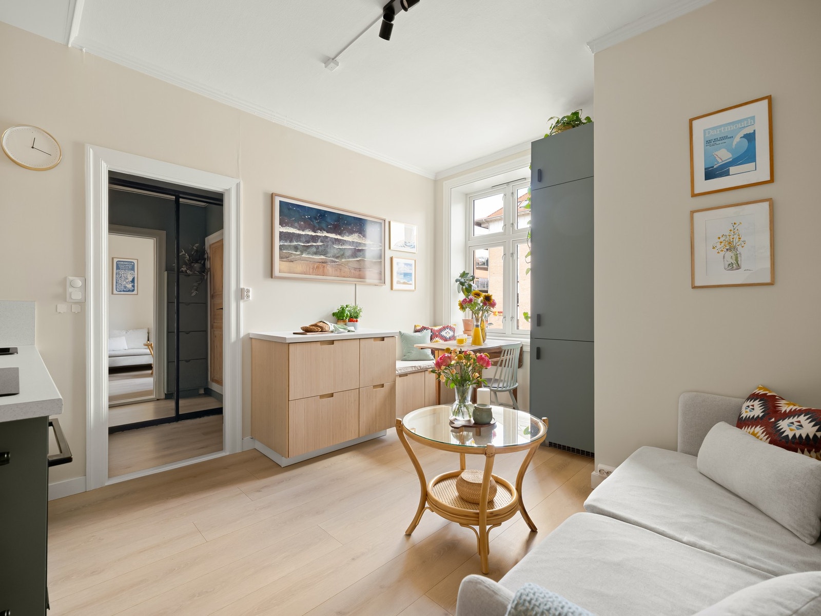 Dette er en lys og delikat 2-roms som ble betydelig påkostet og oppusset i 2021. Det ble blant annet montert nytt kjøkken, lagt flotte parkettgulv og malt i moderne fargetoner. Galleribilde