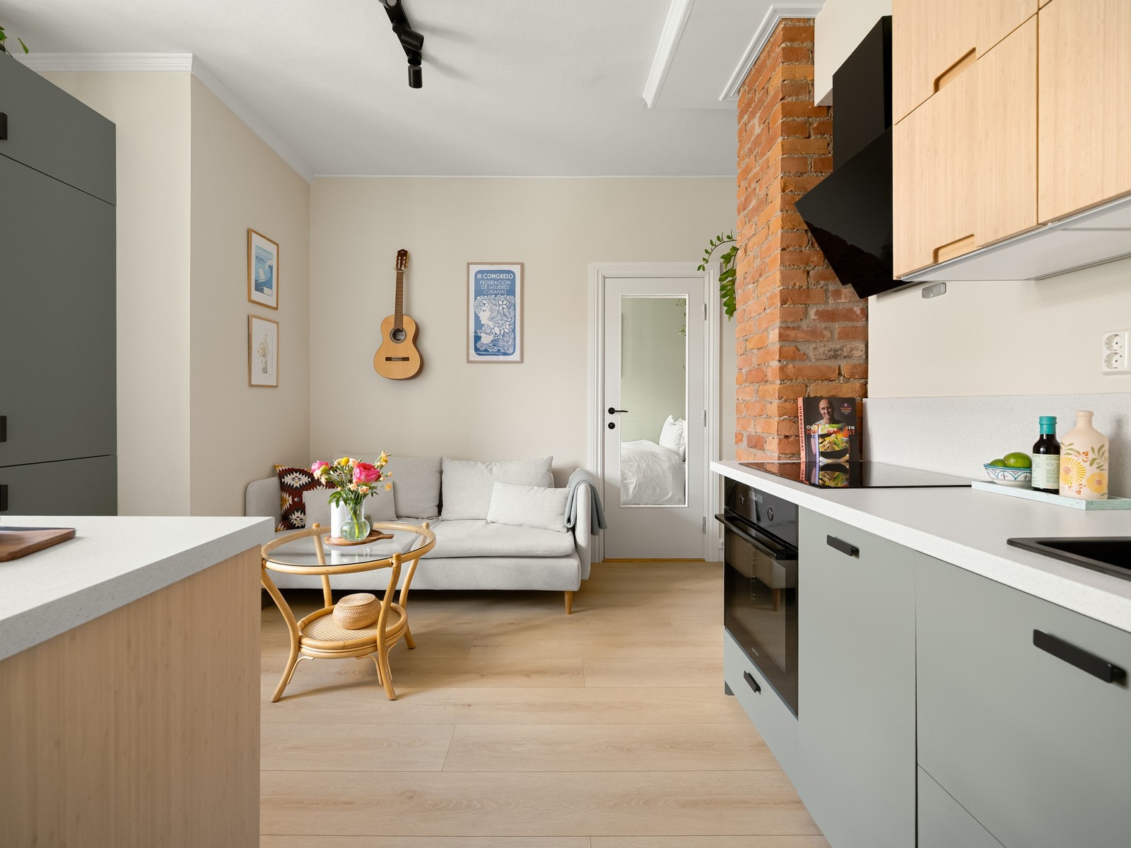 Leiligheten har fine løsninger for ulike soner. Det er plass til sofa og salongbord. Takhøyden i stuen er målt til 2,80 meter. Galleribilde