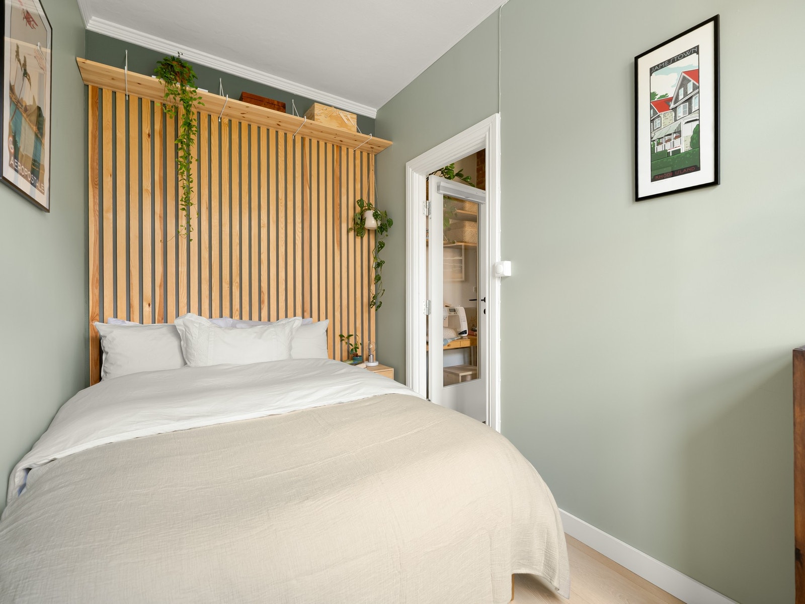 Bak sengen er det montert en dekorativ spilevegg. Galleribilde