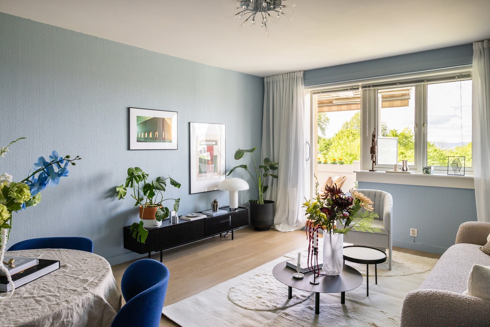 Usjenert stue med utsyn mot frodige tretopper og Oslo vest. Galleribilde