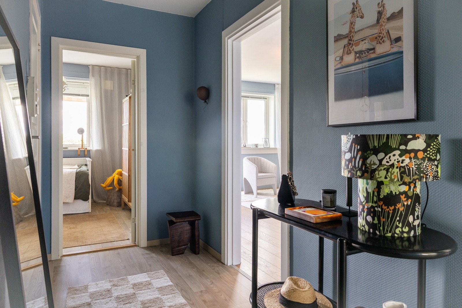 Gjennomgående lysforhold i boligen. Originalt plassbygget skap i entré. Galleribilde