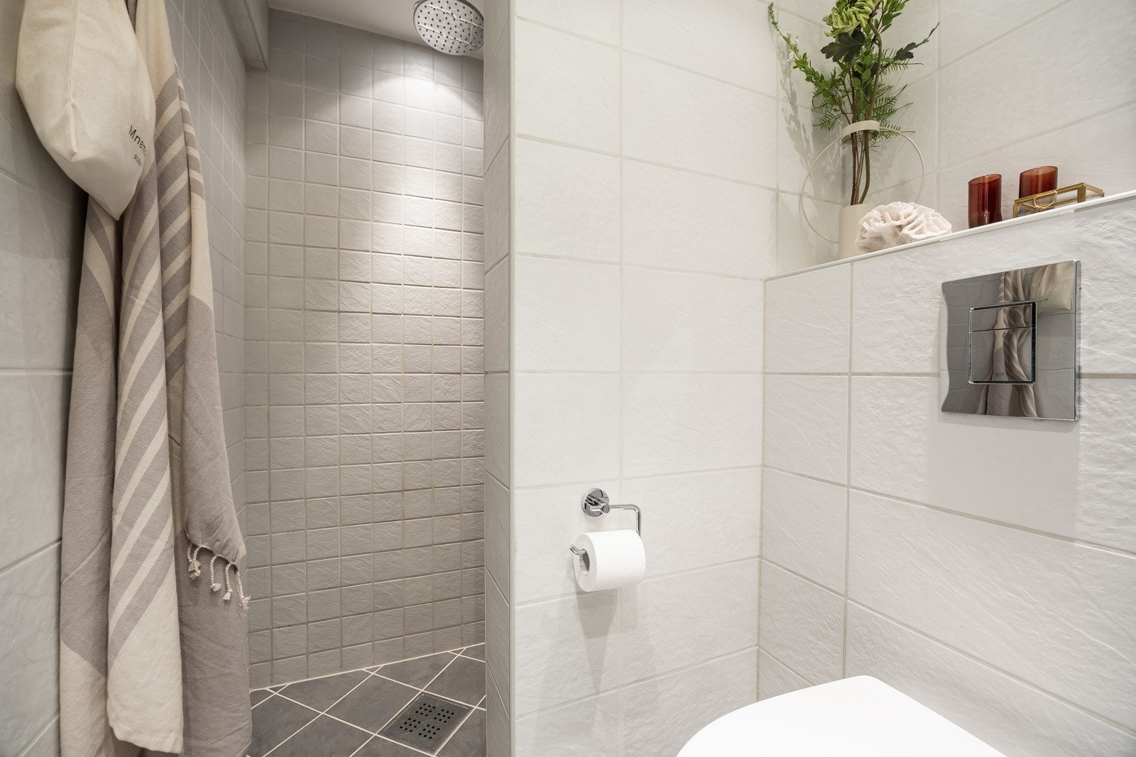 Badet har dusjnisje, vegghengt toalett, servant med servantskap, speilskap samt plass og plass/opplegg for vaskemaskin. Galleribilde