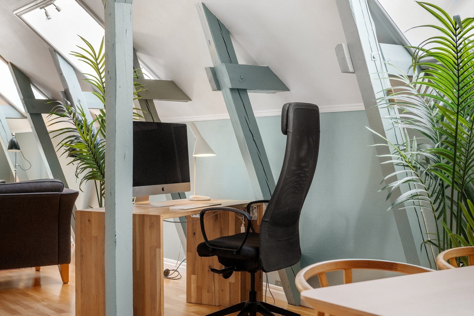 Stuen er meget romslig med god plass til møblering i soner. Synlige bjelker gir stuen et stilfult utrykk Galleribilde