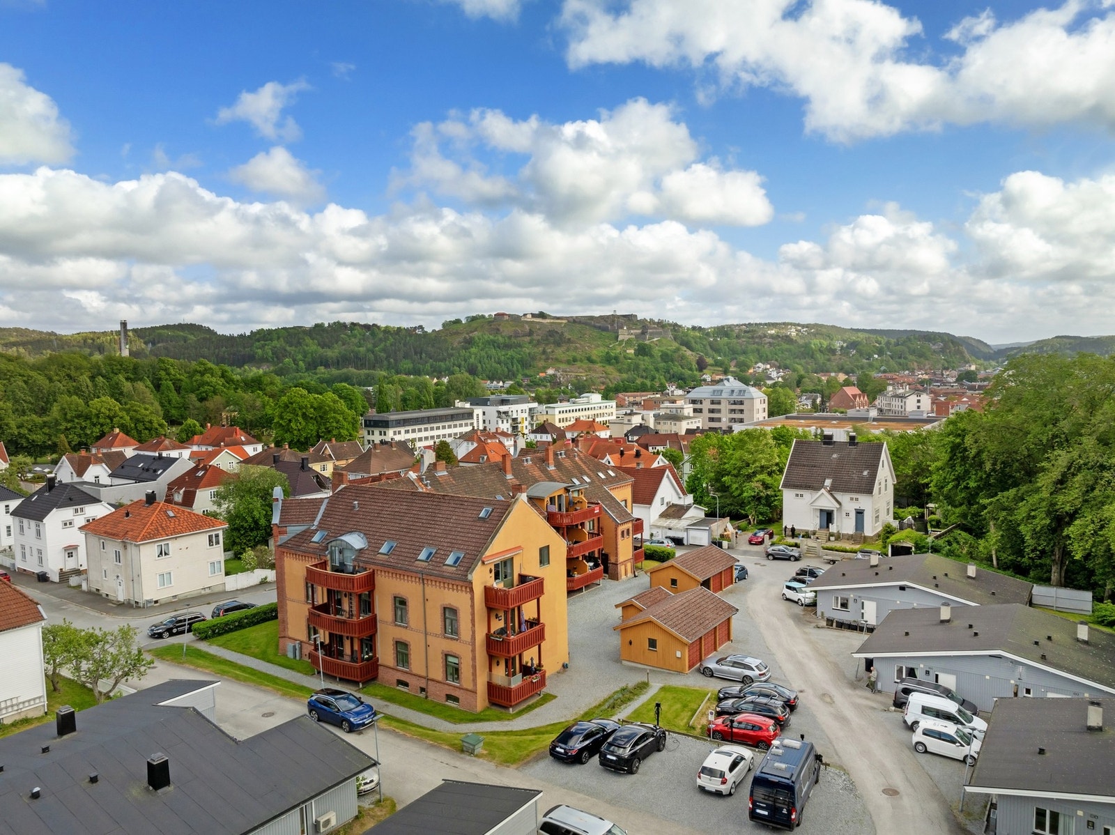 Gangavstand ned til Halden sentrum med alle servicefunksjoner Galleribilde