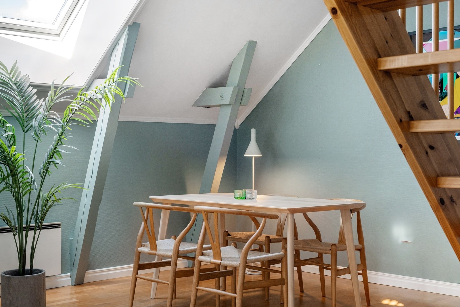 Stuen er meget romslig med god plass til møblering i soner. Synlige bjelker gir stuen et stilfult utrykk Galleribilde