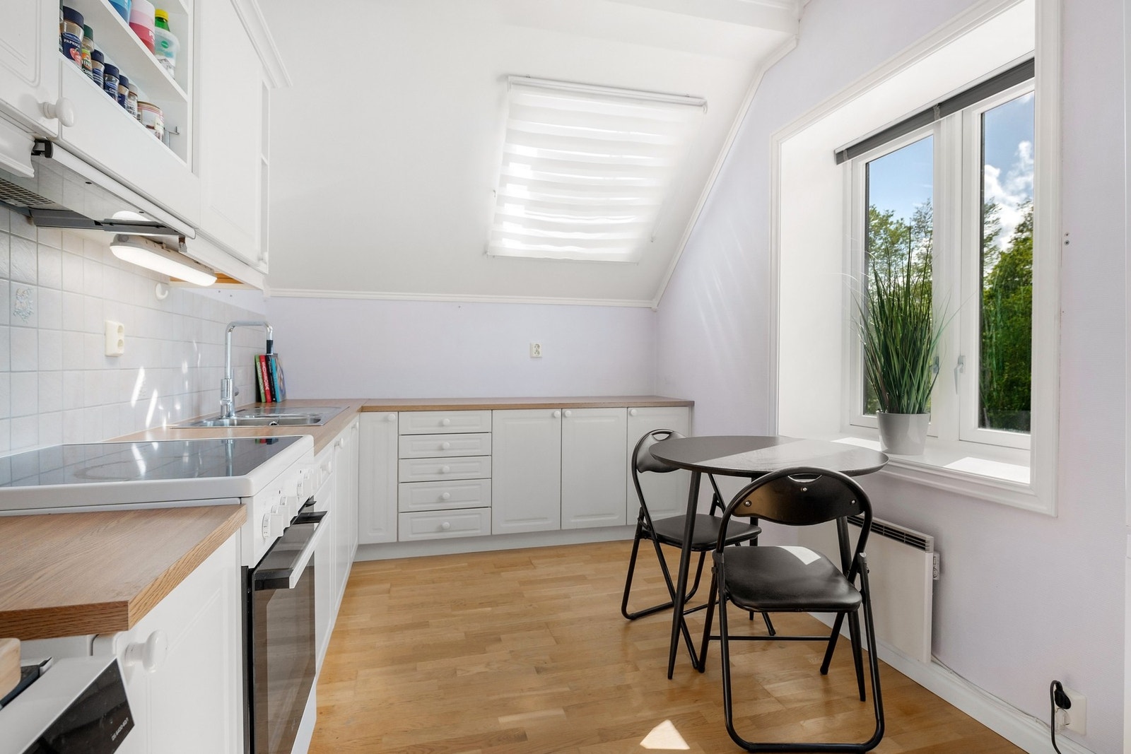 Lyst og trivelig kjøkken på ca. 10,7 kvm. Galleribilde