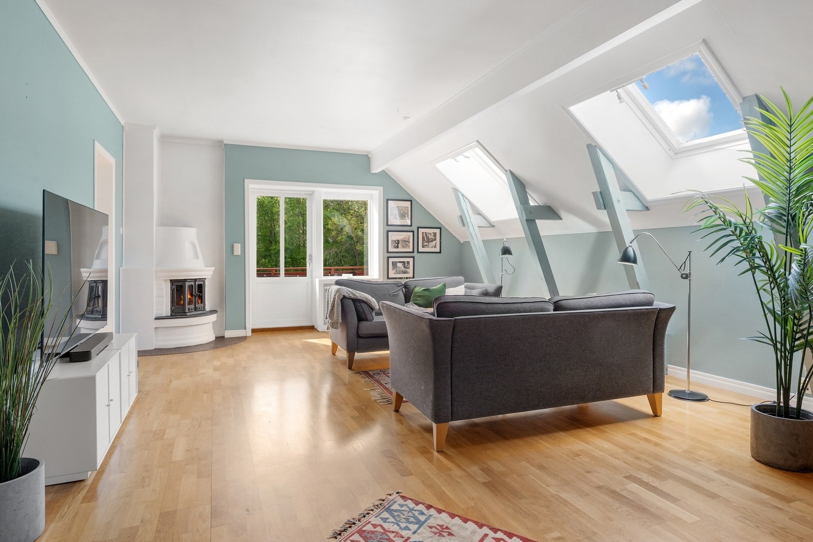 Romslig stue med spisestue på ca. 43,9 kvm. Mye naturlig lys fra takvinduer. Galleribilde