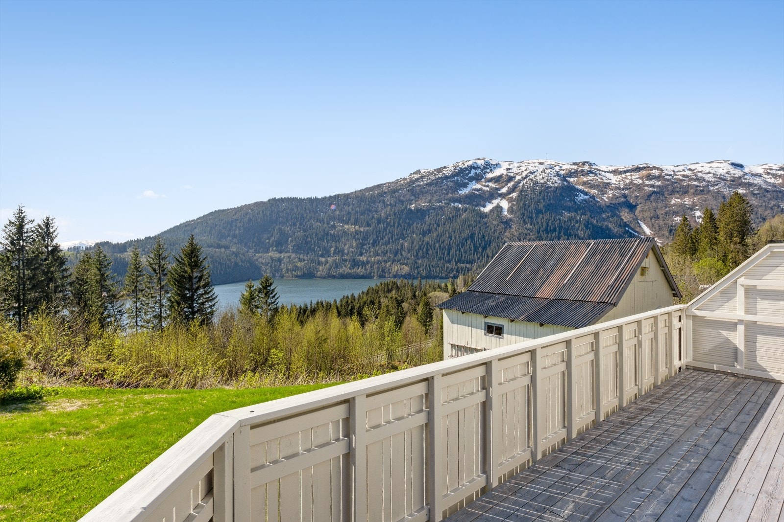 Her kan man nyte utsikten og en lang solgang! Galleribilde