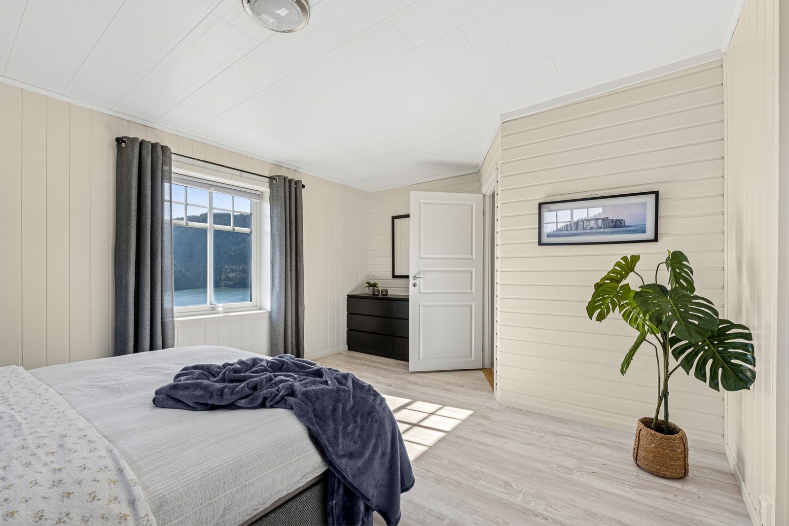 Hovedsoverommet er av god størrelse og har god plass til eventuelle kommoder eller garderobeskap Galleribilde